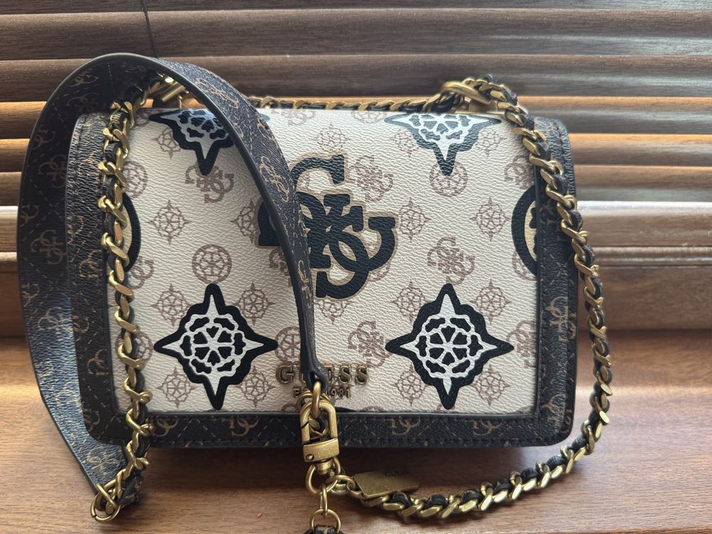 Страхотна чанта на Guess
