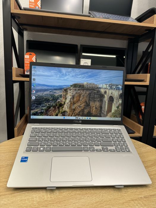 Asus ноутубк.