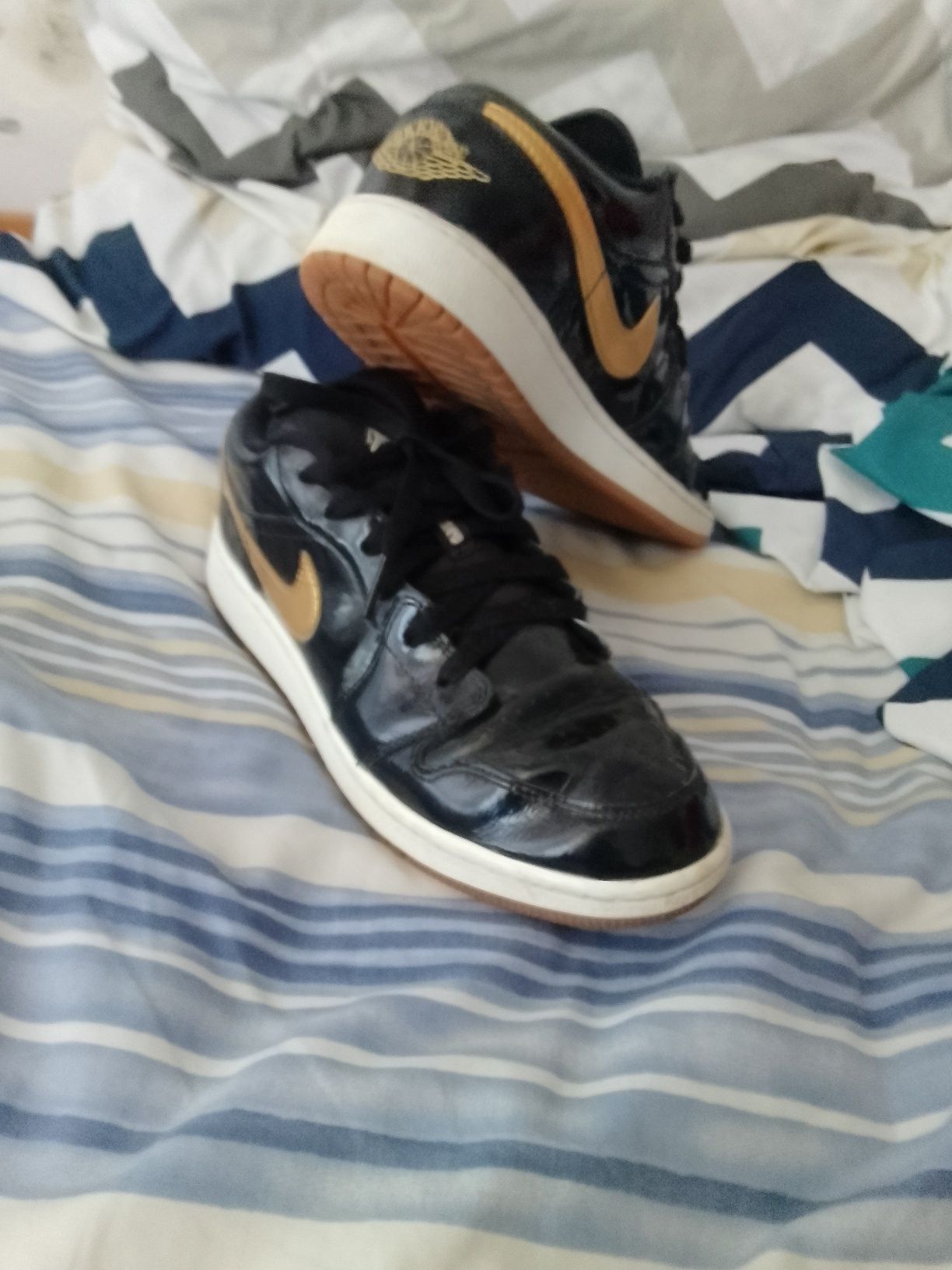 Vând Jordan 1 mid