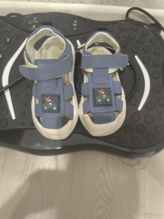 Продам детские сандалии