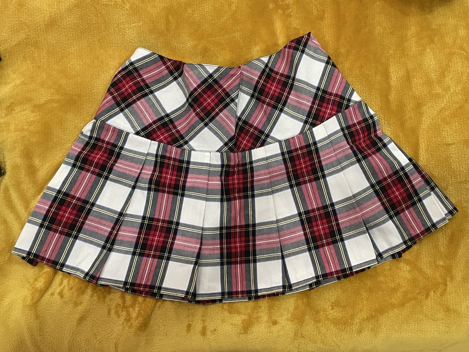 Vand pantaloni scurti/fusta in carouri plisata