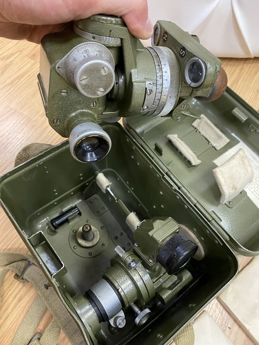 AZIMUTAL, Goniometru busola cu trepied