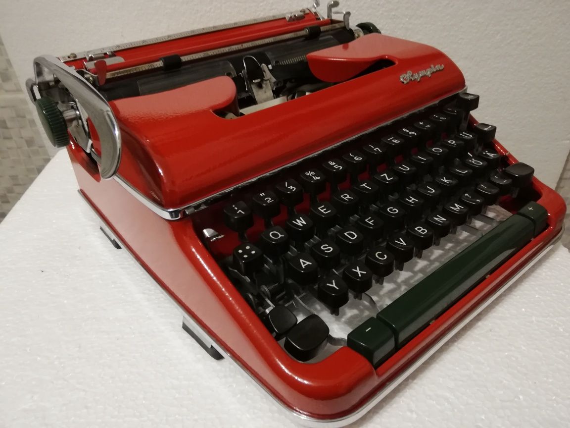 Mașina de scris Olympia carmin