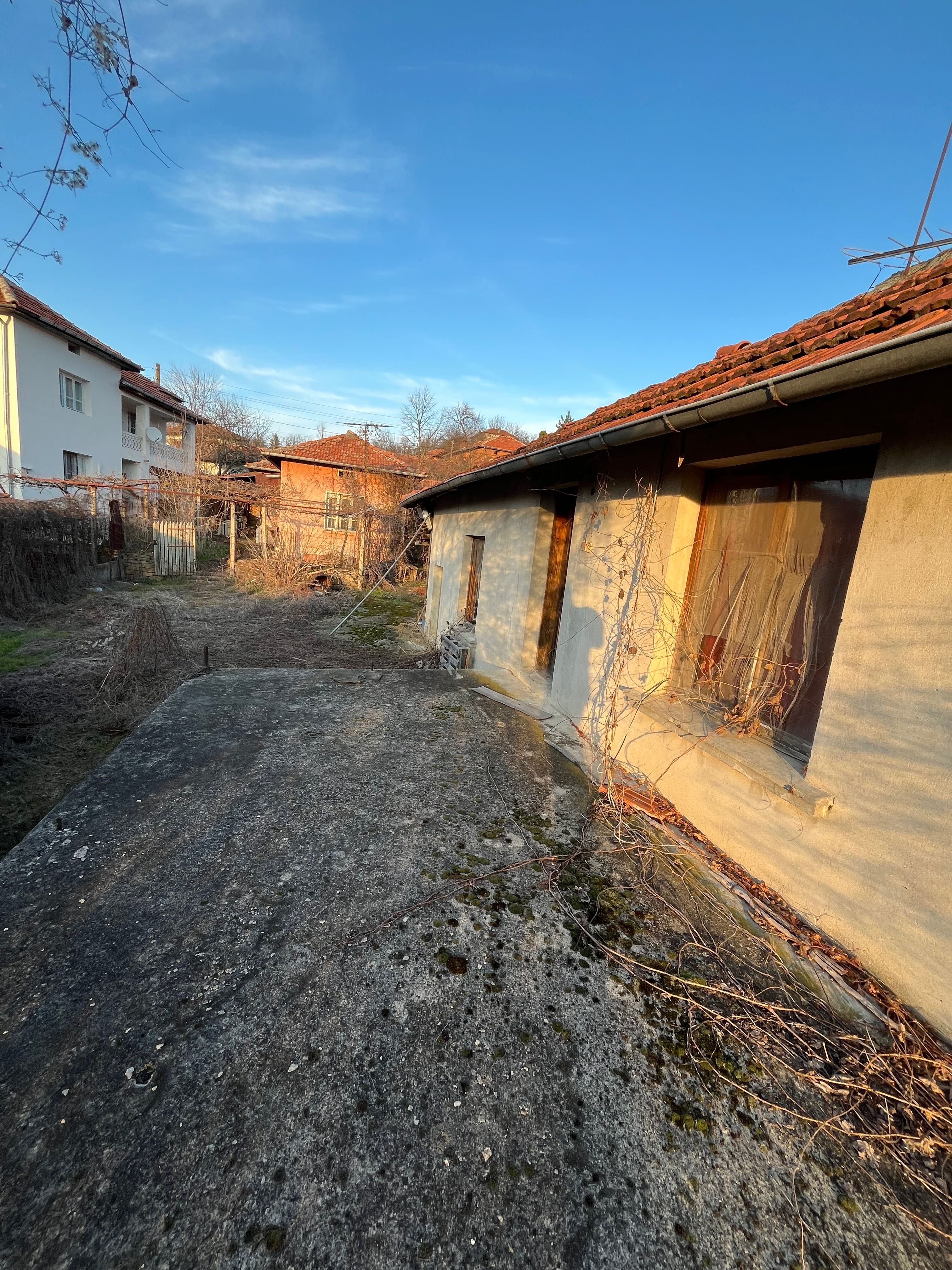 Продавам имот в с. Гостиня