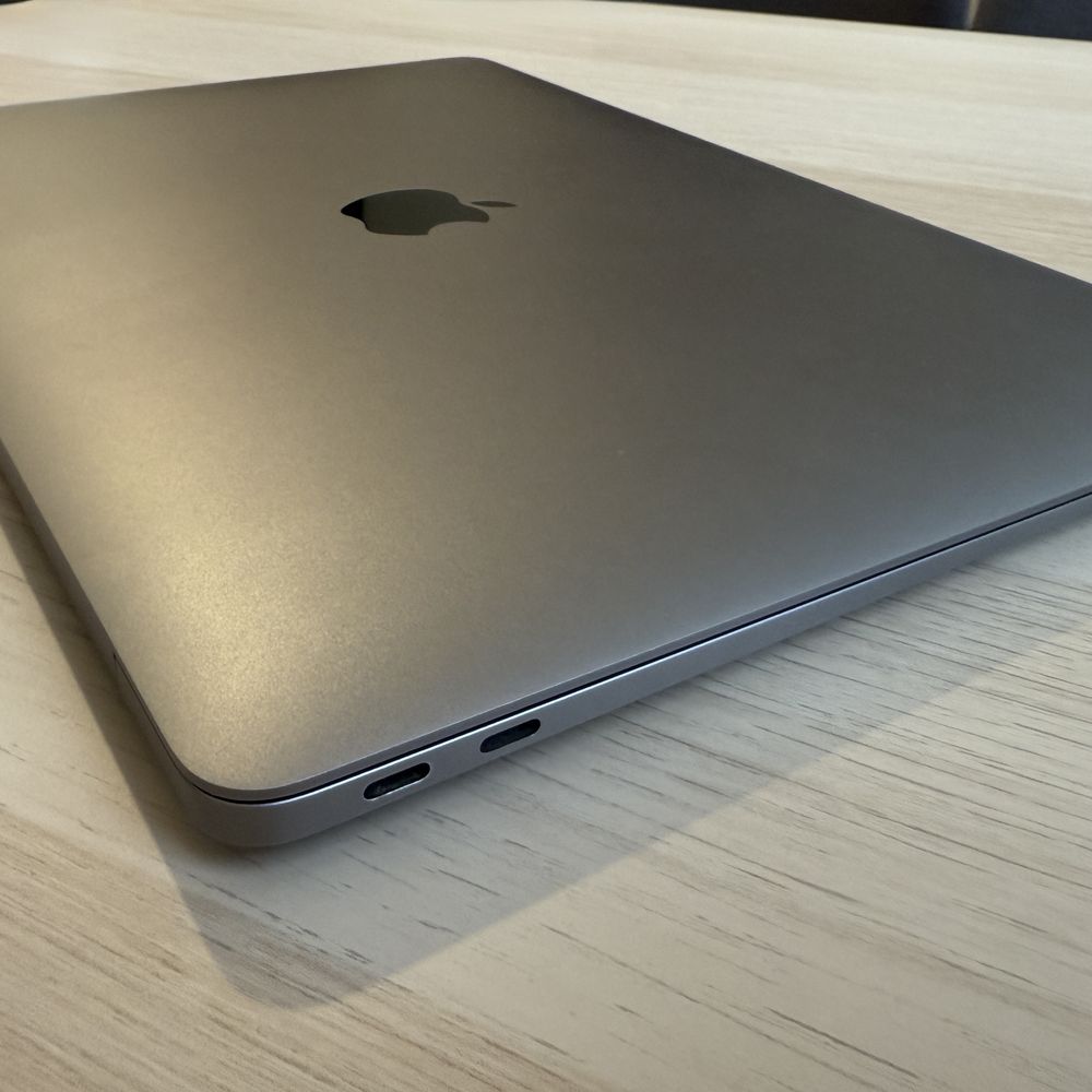MacBook Air 13” Retina (2019) – Intel i5, 8GB, Space Gray