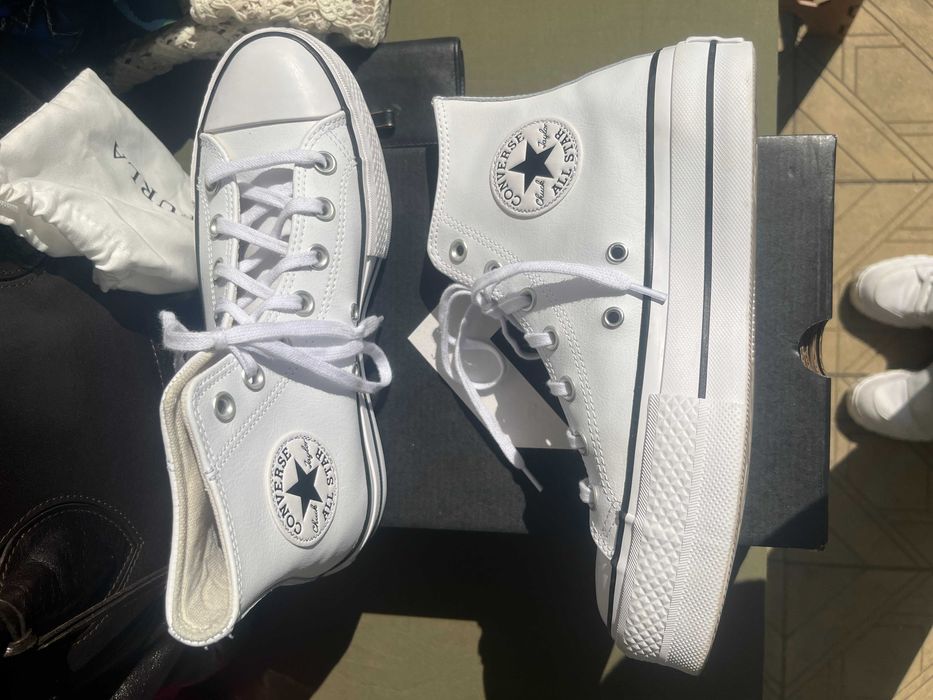 Нови обувки Converse