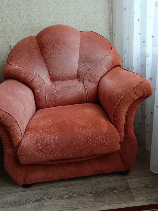 Продаётся два кресла, цена за одну кресло 5тысяч сост. очень хорошое