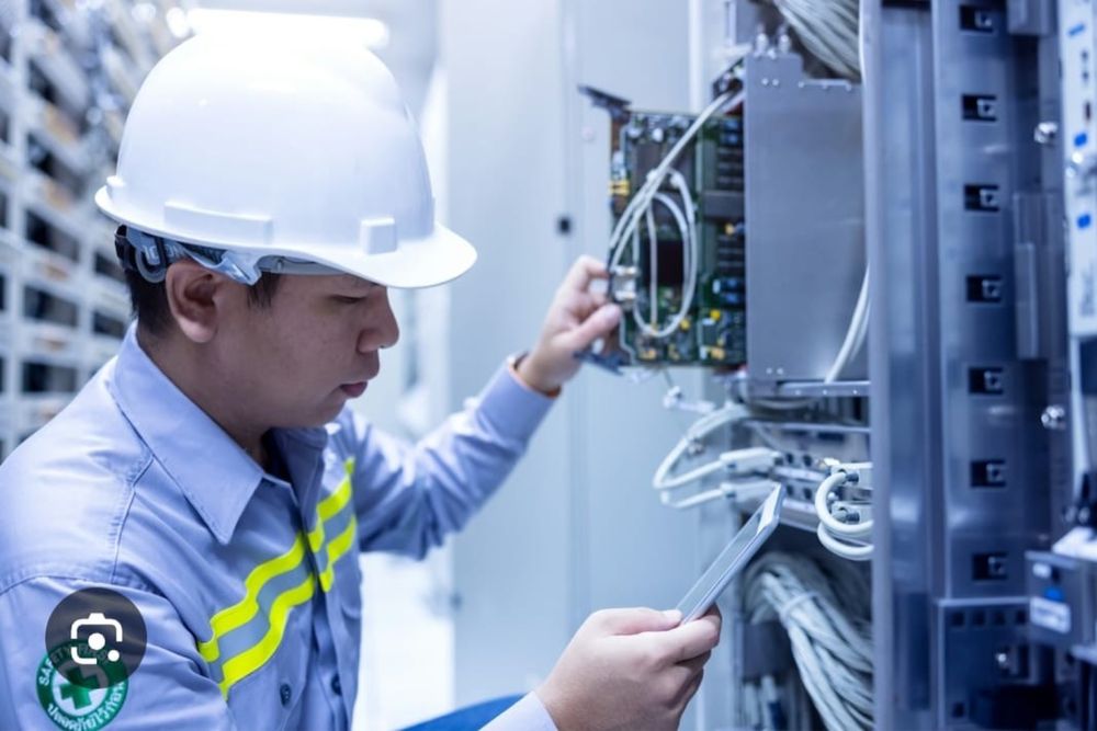 Электрик срочный. Электрик Алматы. Электрик. Станок. Токарный станок.