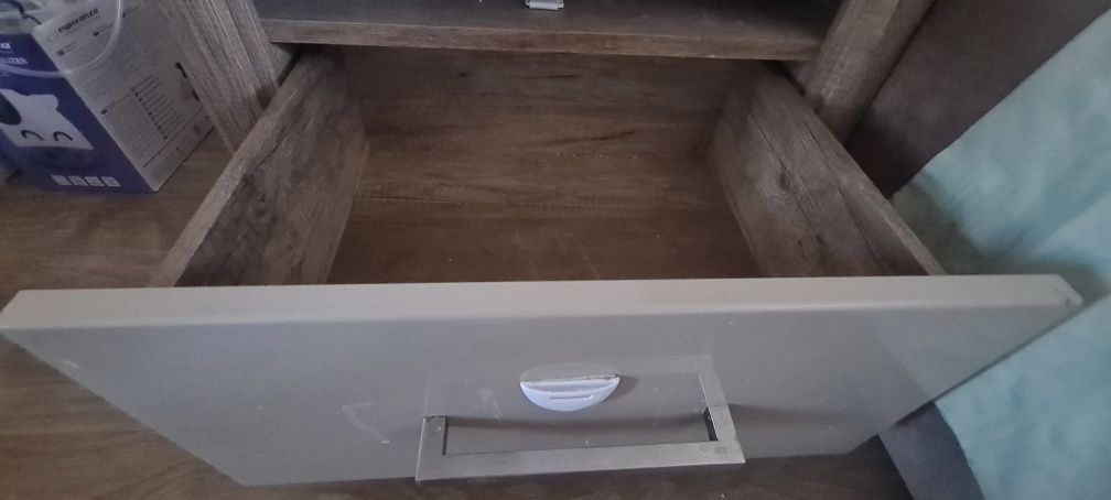Noptiere bej în bună stare de pe mobilier1