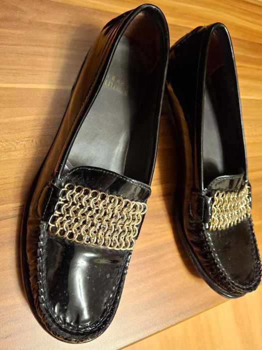 Mocasini Stuart Weitzman din Piele Lăcuită Neagra cu Lanț - 36