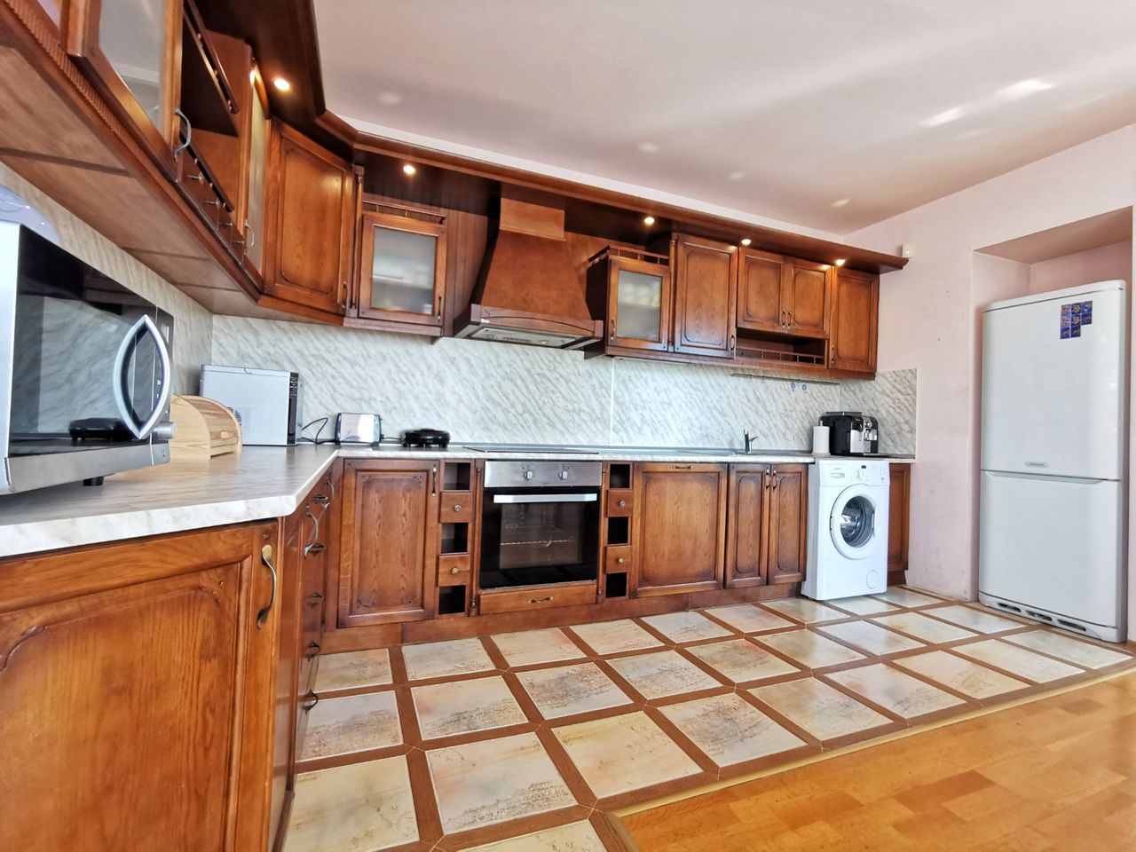 Продава се Тристаен апартамент в Варна, Гръцка махала - 120 кв.м за 2917 €/кв.м - Снимка #2