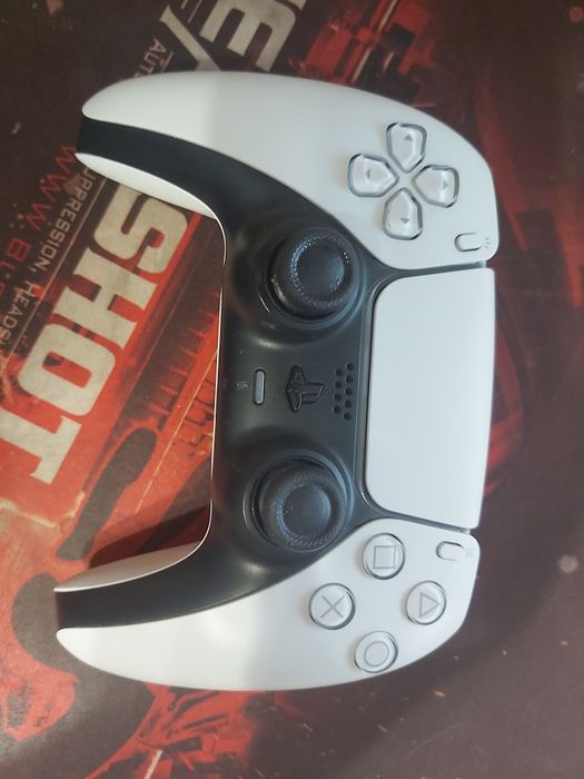 Геймпад на PS5 в идеальном состоянии.
