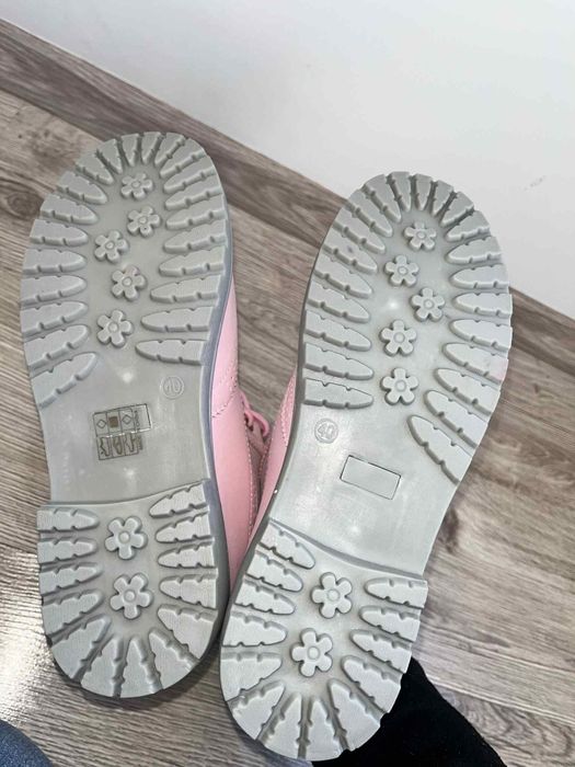 Нови розови боти