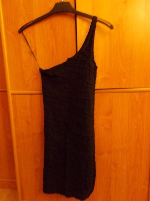 rochie neagra Bershka cu un umar gol