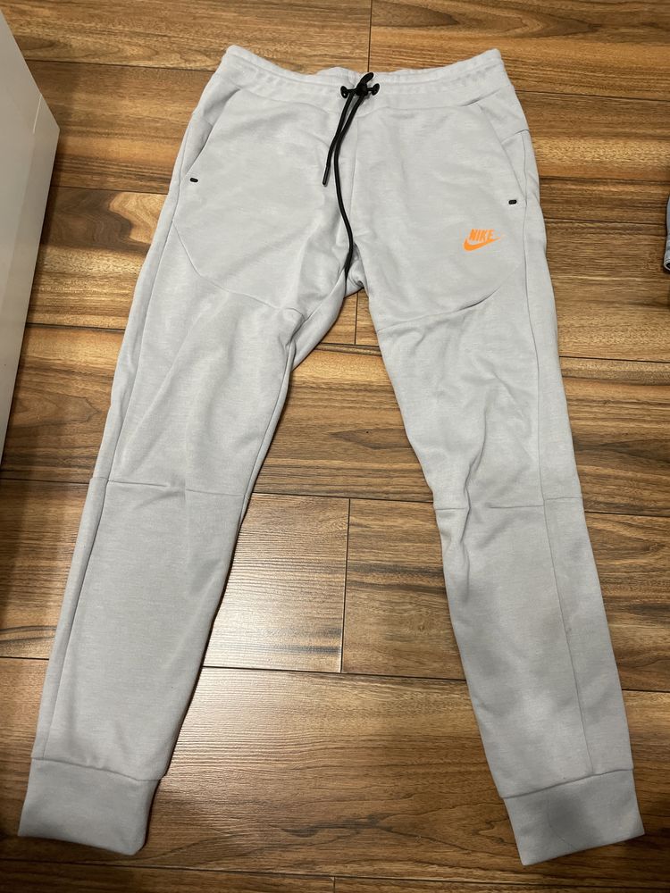 vand pantaloni nike tech