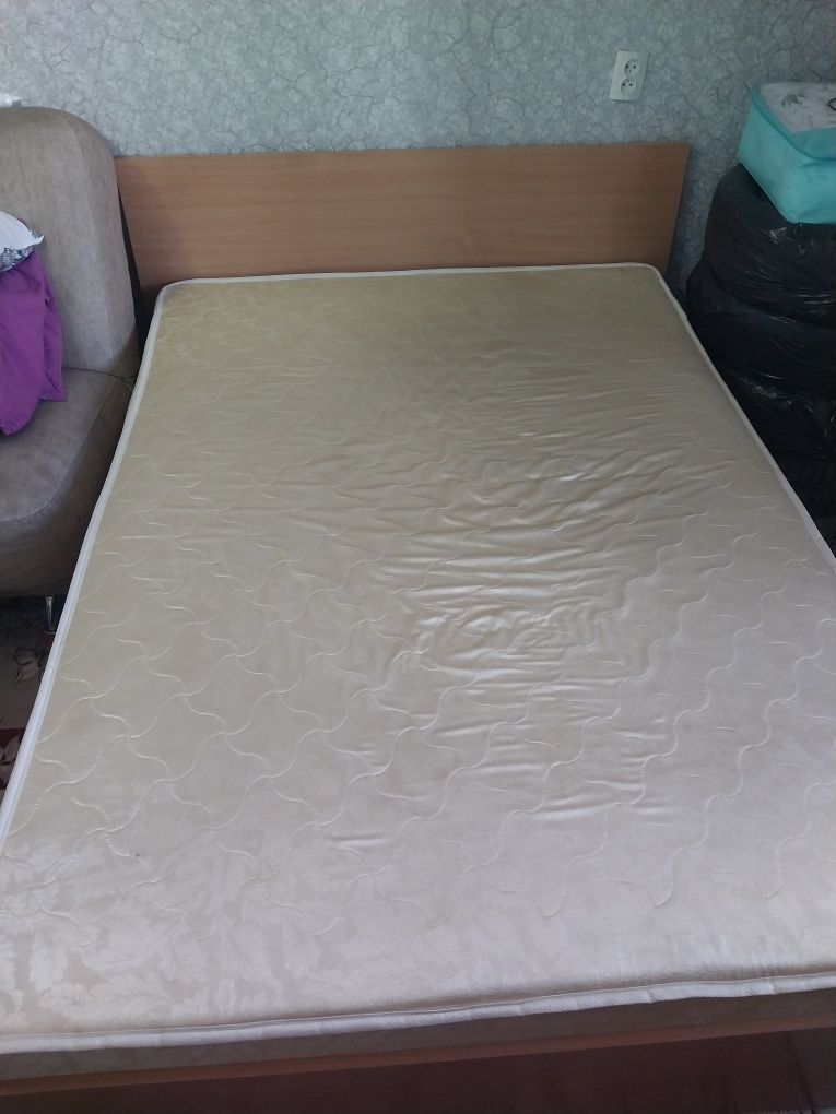 Продам двуспальную кровать