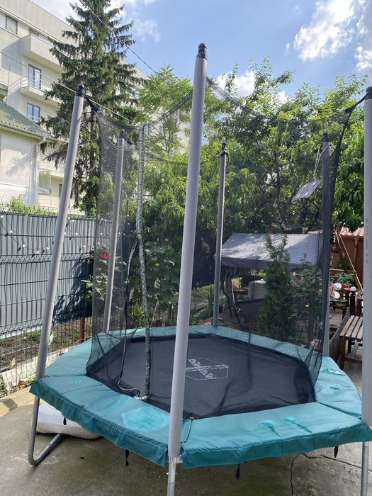 Trambulina hexagonala Dechatlon folosita foarte putin,2.40 m