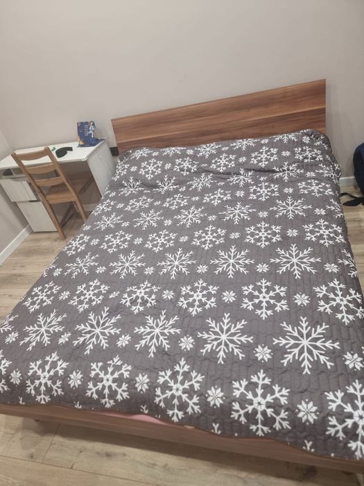 Продам кровать для спальни с матрасом, размером 2 на 160 в ширину, отл