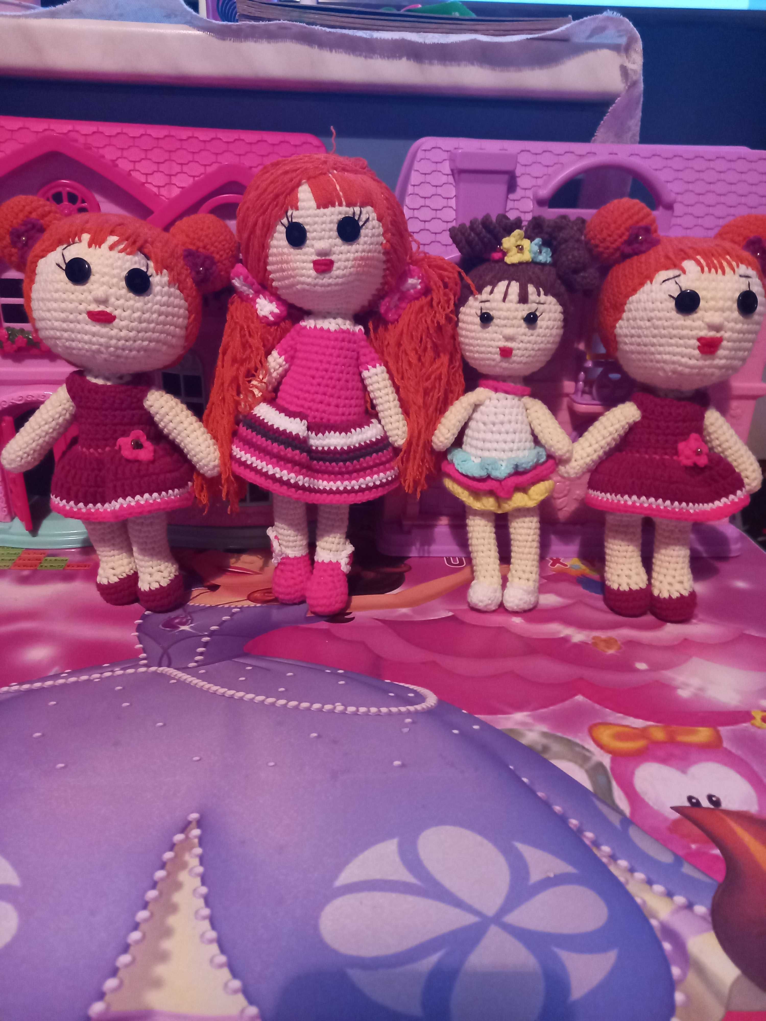 Кукли ръчно плетени.