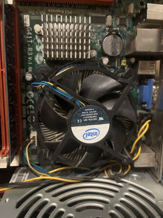 Компютър Delux и монитор LG