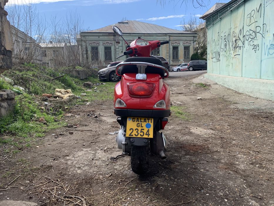 Vespa lx50 , an fabricație 2008 ,ofer transport la cerere