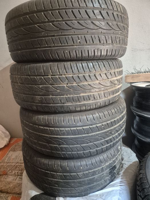 Vând cauciucuri pe 15 cu jante și pe 17