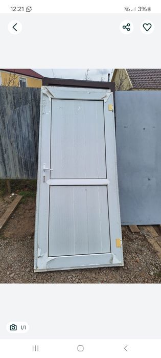 Продам пластиковую дверь