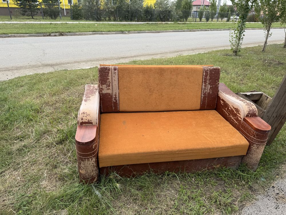 Отдам старый диван