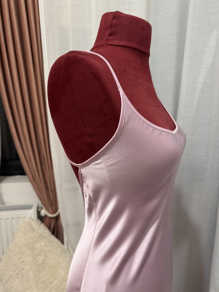 Rochie midi / lungă cu spatele gol satinată roz pastel Zara mărimea S