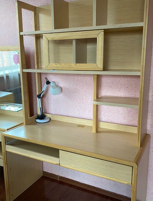 Кровать и рабочий стол