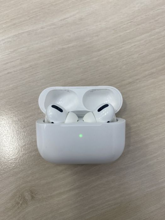 Airpods Pro case и правый наушник