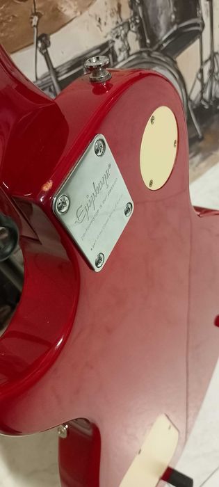 Продавам перфектна електрическа китара Epiphone Les Paul 100.