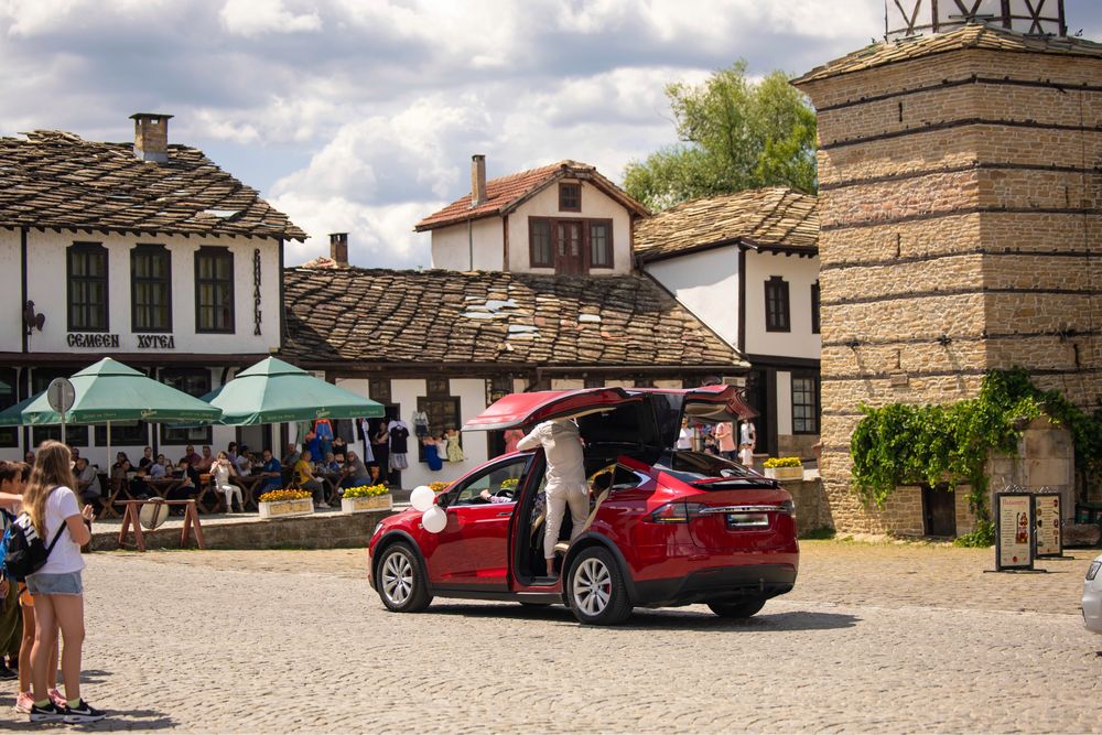 Предлагам Tesla model X под наем за вашето събитие- бал, сватба и тн.