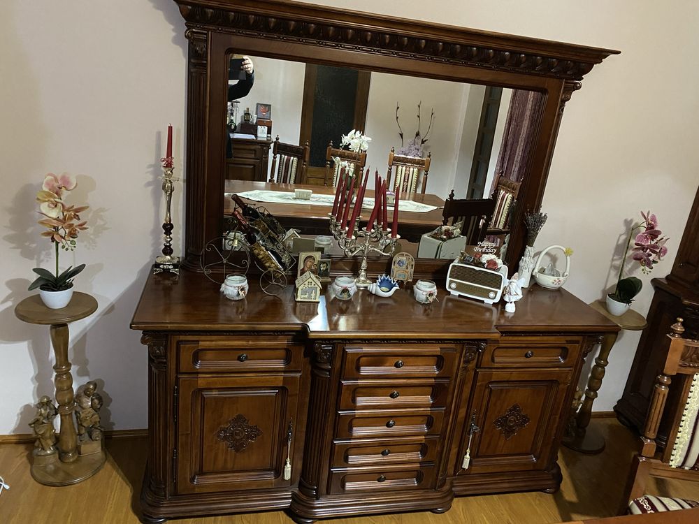 Sufragerie lemn masiv sculptata, masa , scaune , bufet , oglinda