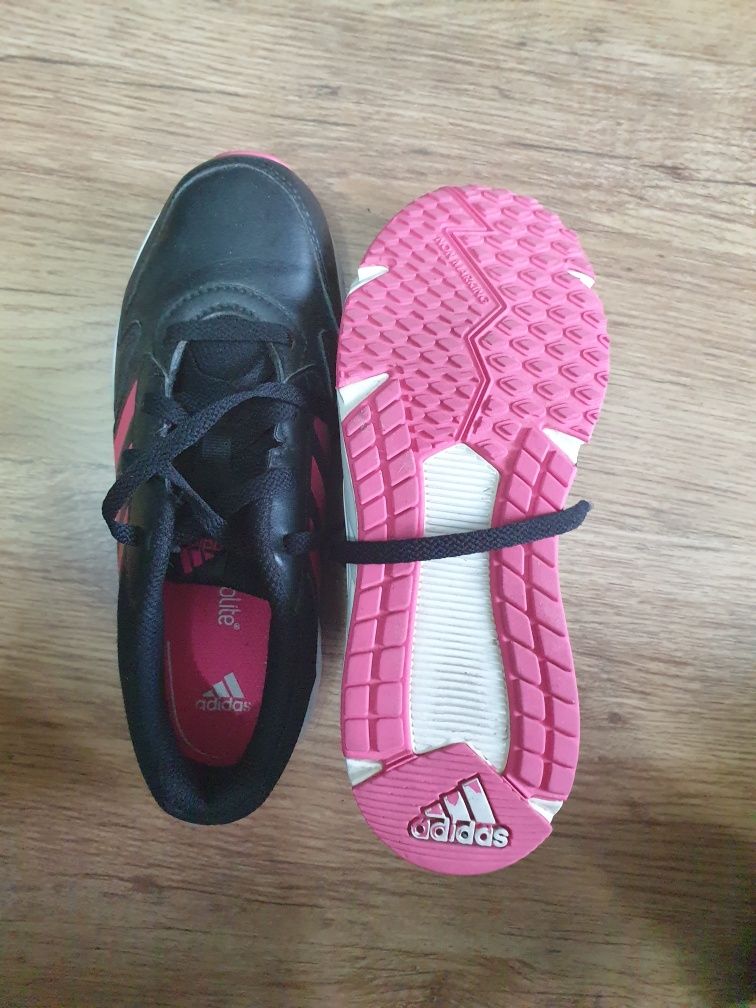 Adidasi adidas negri cu roz