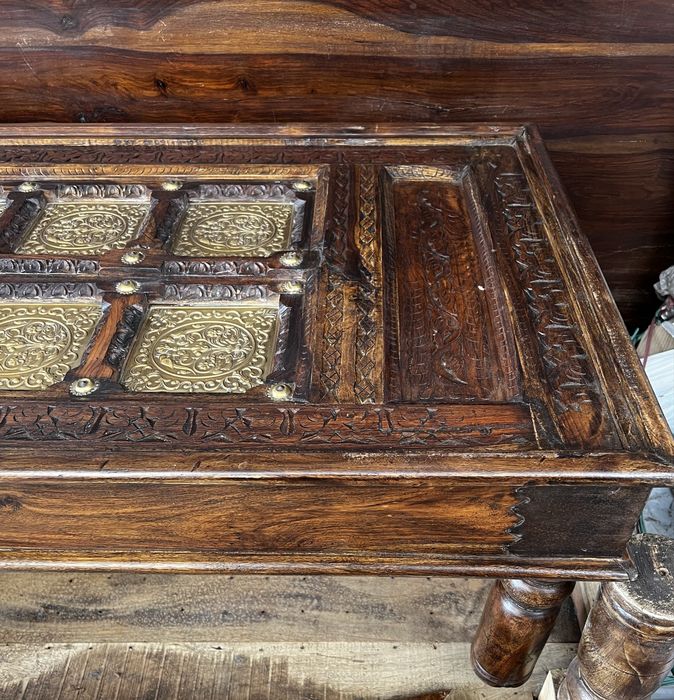 Masa de cafea din lemn sculptat cu insertii metalice