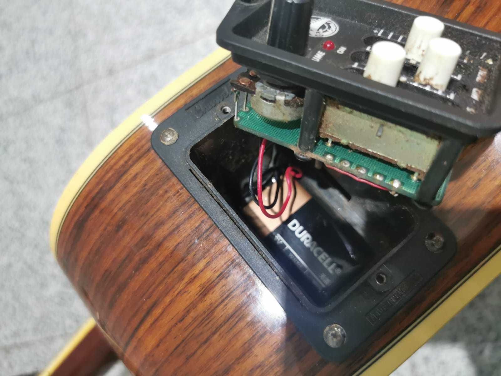 Chitară electro acustică Yamaha & Charvel Jackson, 1989 și 1968.