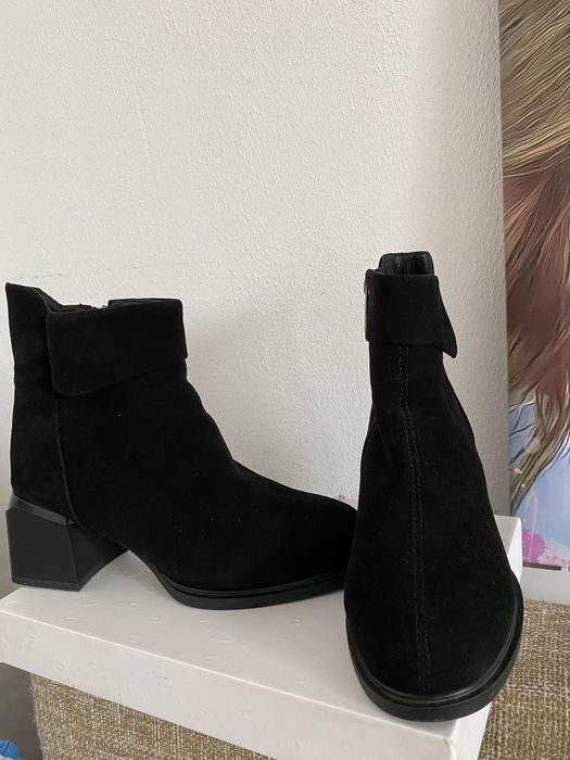 Продам  натуральные замшевые зимние сапоги