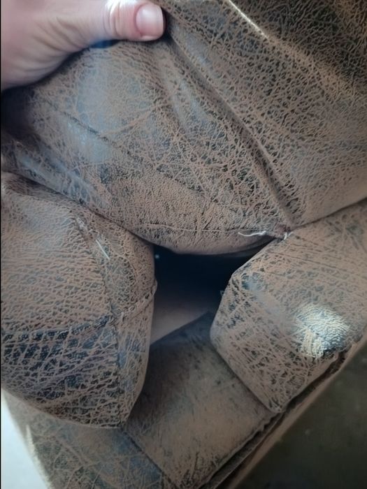 Мека мебел употребявана със следи по нея.