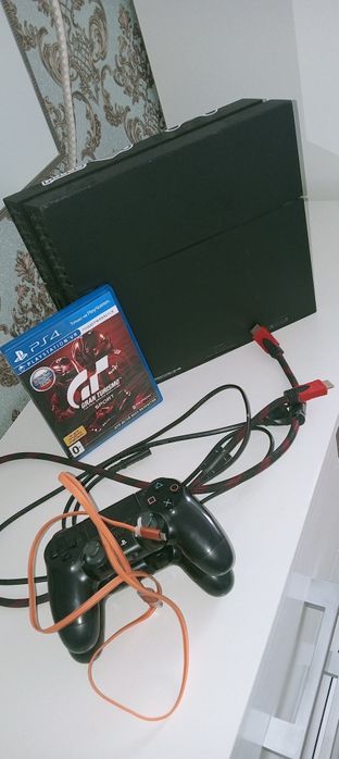 Пс 4  + диска 2шт.+2 шт джойстик