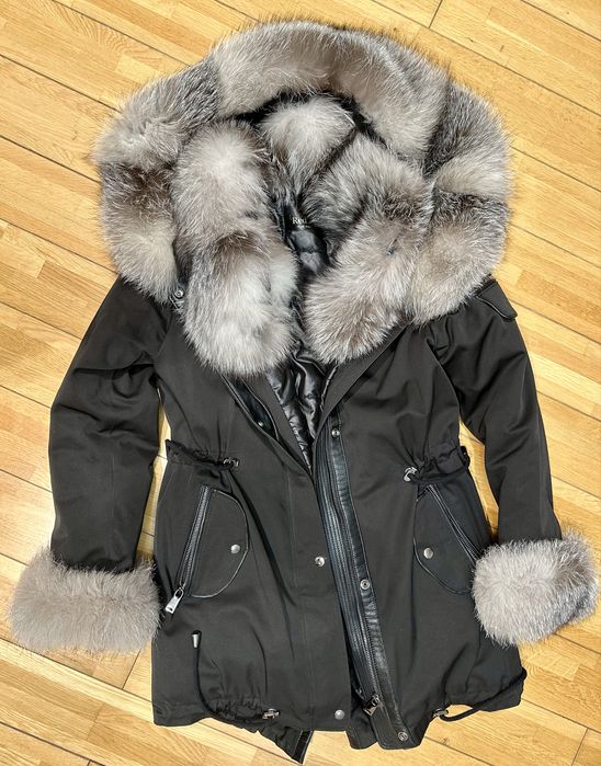Geaca cu blana de vulpe argintie, accesorizata