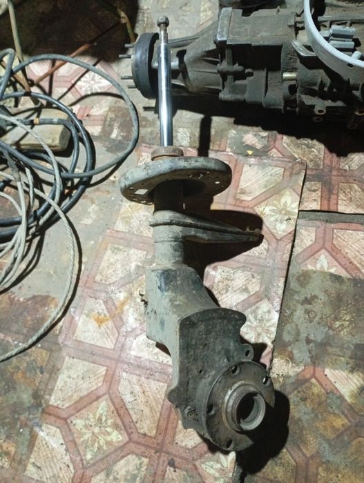 Передняя правая стойка со ступицей в сборе