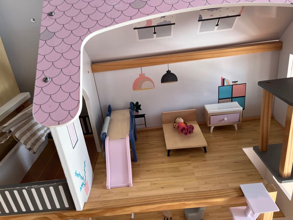 Дървена къща за кукли