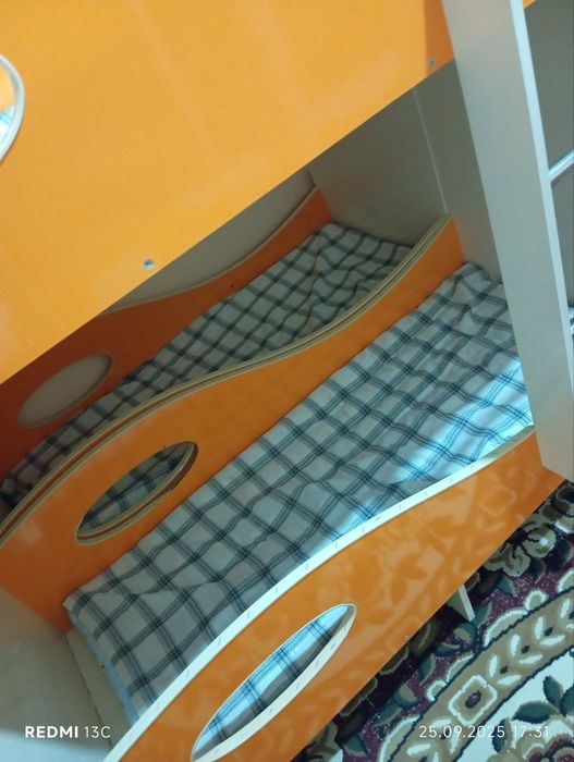 Detskiy kravat va shkaf bolalar bogchasi uchun