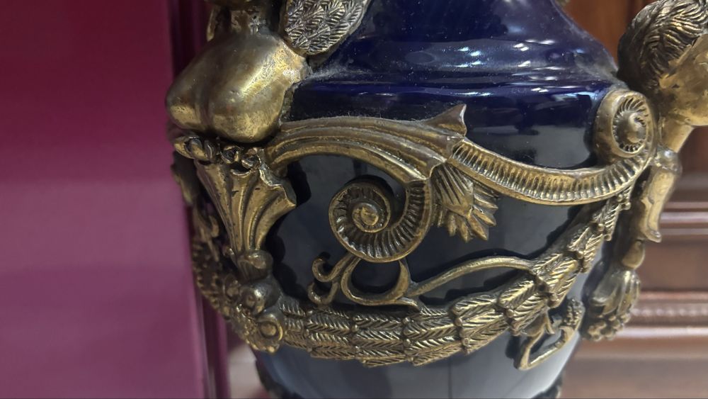 Vând vază din ceramica cobalt albastru si ornamente din bronz.