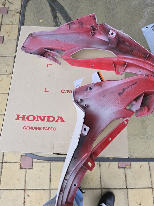 Vând 2 aripi fata cbr125r jc50 2011-2016