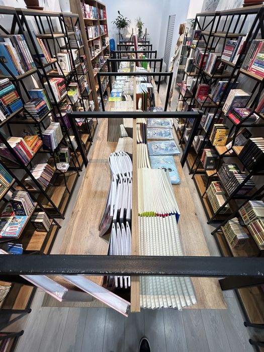 Современный стильный стелаж