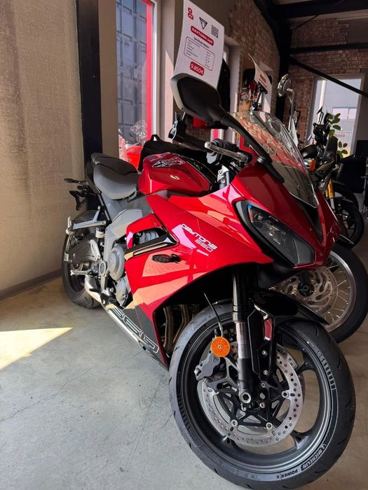 Triumph Daytona 955i Triumph Daytona 660
