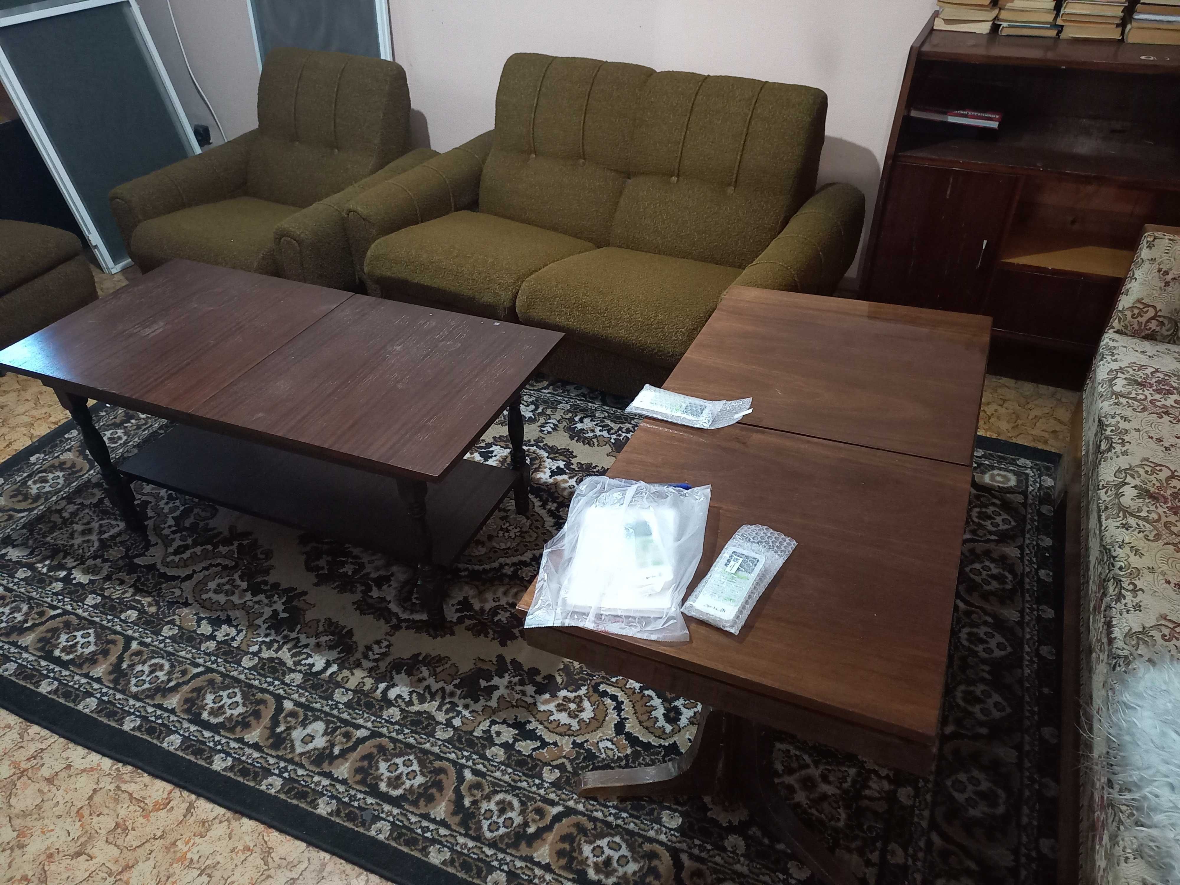 Продавам двуместен диван, два фотьойла, две табуретки и две маси.