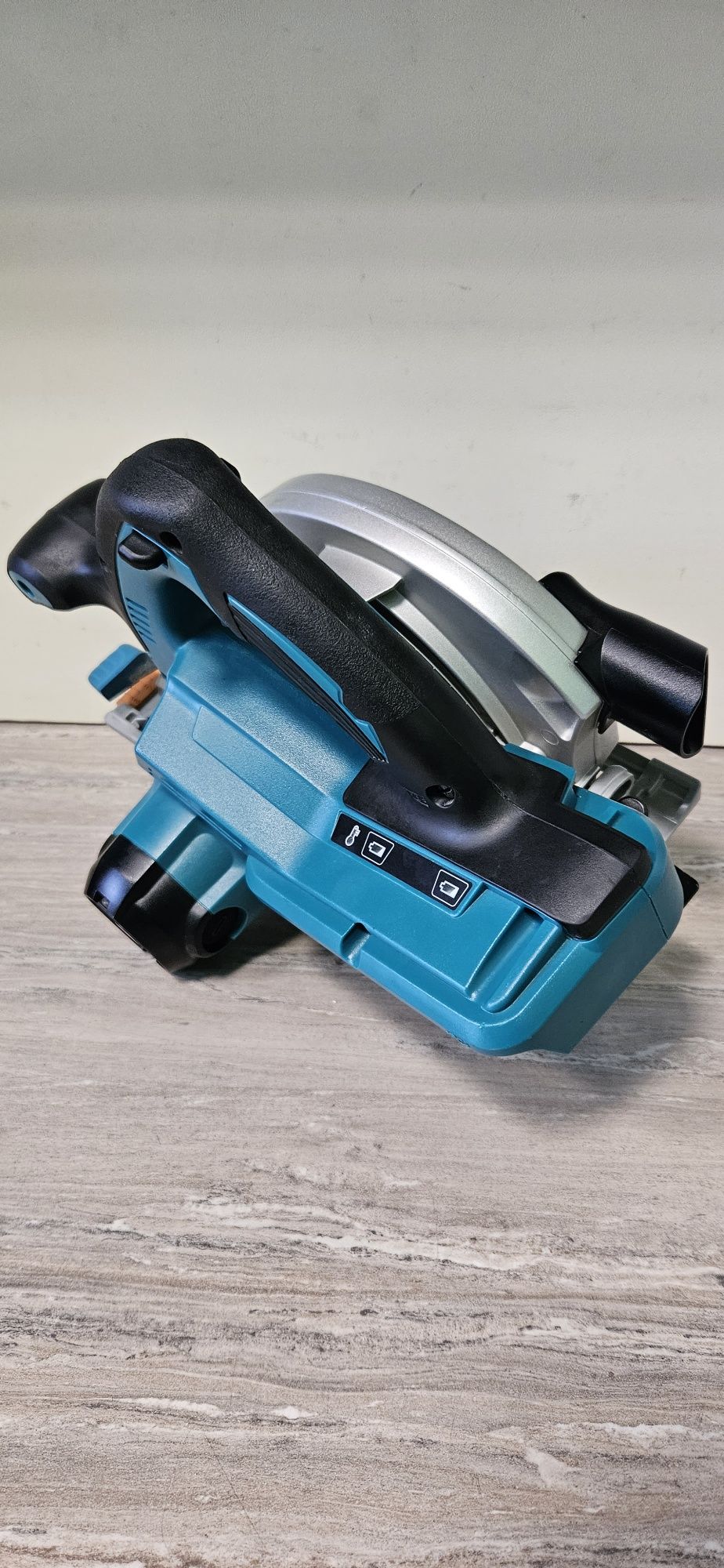 Makita Циркуляр DHS710 36V